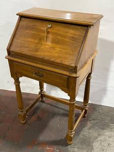lot 523 image: Vintage Wooden Writing Desk with Foldable Top