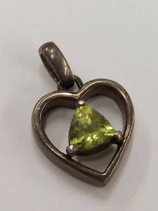 lot 21J image: Sterling Silver Heart Pendant with Green Gemstone