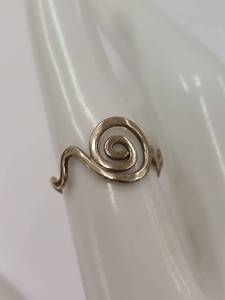 lot 22J image: Sterling Silver Swirl Vintage Ring