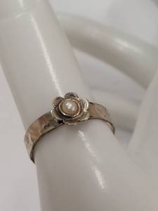 lot 37J image: Vintage Sterling Silver Floral Pearl Accent Ring