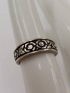 lot 86J image: Elegant Sterling Silver Ring with Floral Design 925 Jewelry