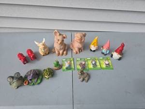 lot 46 image: decorations