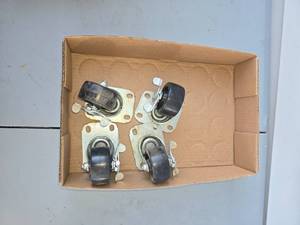 lot 35 image: castors