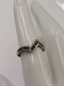 lot 9Q image: Sterling Silver Zigzag Ring with Chip Turquoise and Coral Inlay Stones