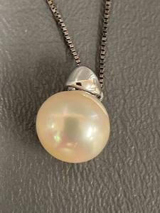 lot 24Q image: Sterling Silver Pearl Pendant Necklace