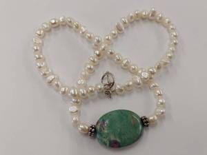lot 98Q image: Elegant Sterling Silver Pearl Necklace with Green Stone