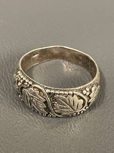 lot 117Q image: Vintage Sterling Silver Leaf Design Ring