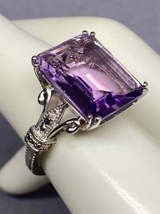 lot 25B image: Sterling Silver Amethyst Ring