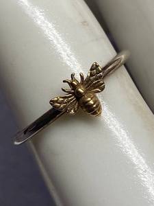 lot 34B image: Sterling Silver Bee Ring - Size 8