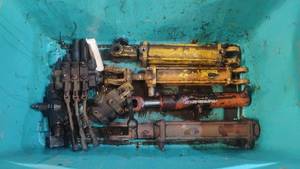 lot 5 image: Collection of Heavy-Duty Hydraulic Cylinders and Components