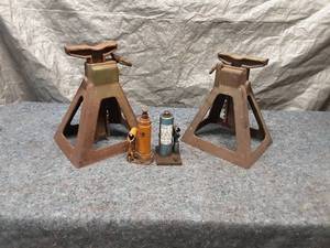 lot 32 image: Set of Heavy-Duty Jack Stands and Hydraulic Bottle Jacks