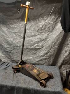 lot 78 image: Used NAPA Model 91-652 Floor Jack - Non-Functional