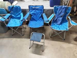 lot 84 image: Set of 3 Outdoor Folding Camp Chairs with Carrying Bags and Stool