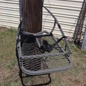 lot 16 image: Self climbing tree stand  Works great  EPIC