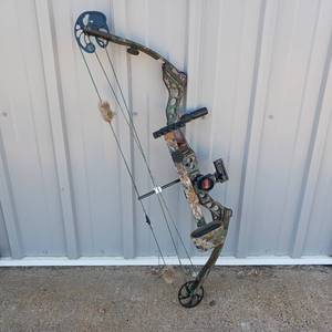 lot 17 image: MATTHEWS COMPOUND BOW 30 LENGTH