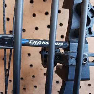lot 145 image: DIAMOND ARCHERY KIDS COMPOUND BOW