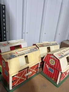 lot 33 image: 6 Fisher Price Barns  & 1 Silo