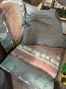 lot 3 image: Love Seat