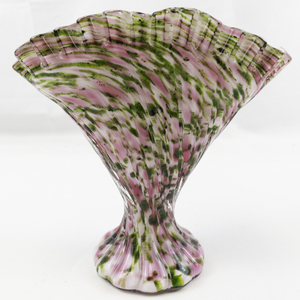 lot 29 image: 1960s FENTON 8 VASA Murrhina RoseAdenturine Green Ruffle Fan Vase.