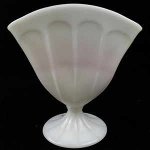 lot 29B image: FENTON 7 Roselene Panelled Fan Vase.