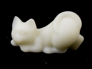 lot 29G image: FENTON White Satin Crouching Cat Figurine.
