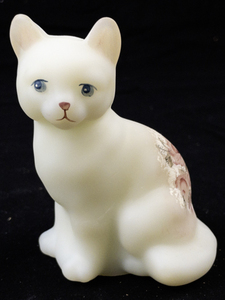lot 29I image: FENTON Custard Hand Painted Roses Sitting Cat Figurine.