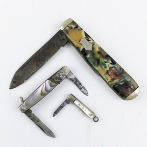 lot 59 image: Group of 3 Vintage Abalone Small Pocket Knifes