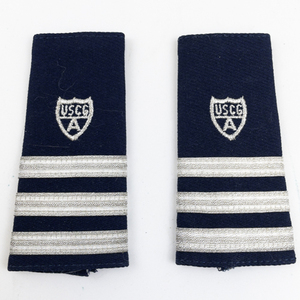 lot 90 image: US Coast Guard Auxiliary Three Striped Fabric Epaulets