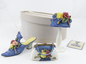 lot 164 image: CLASSIC TREASURES Ladies Collectible Ensemble Purse, Shoe, & Hat on Stand. In Original Box.