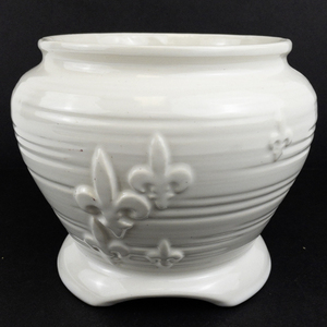 lot 167 image: 6 Fleurt-de-lis White Planter