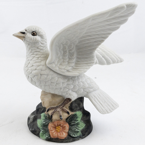 lot 184 image: Vintage 5 12 Porcelain White Dove Figurine