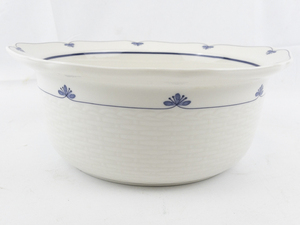 lot 19 image: NORITAKE Dutch Tile 9 Round Vegetable Souffle.
