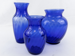 lot 21 image: Group of 3 Twisted Cobalt Blue Vases.