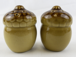 lot 247 image: Vintage Acorn Salt & Pepper Shakers