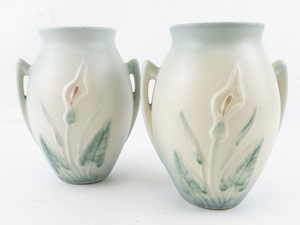 lot 261 image: HULL POTTERY Set of Two 7 12 Inch Calla Lilly Double Handle Vases.