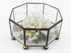 lot 265 image: Capodimonte Porcelain Flowers in Glass Octagon Etched Floral Trinket Box.