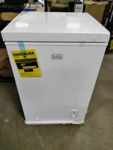 lot 204 image: BLACKDECKER 3.5 Cu. Ft. Chest Freezer