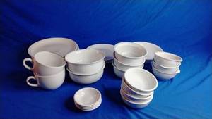 lot 194 image: Large Dish Set