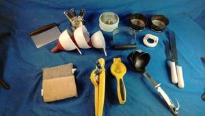 lot 195 image: Large Lot of Kitchen Items