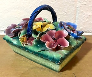 lot 75 image: Floral Trinket Box by Hogar Monterrey of Italy