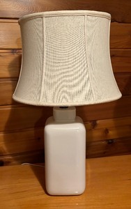 lot 80 image: White Vintage Table Lamp