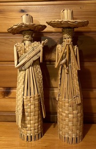 lot 92 image: Vintage Mexican Woven Straw Folk Art Decor