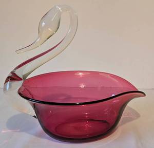 lot 33 image: Vintage Hand Blown Graceful Swan Glass Bowl
