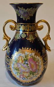 lot 34 image: Vintage Two Handled Chinese Urn