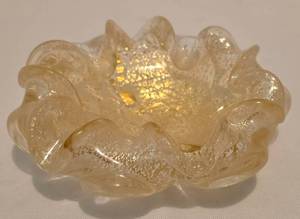 lot 38 image: Vintage Murano Glass Ashtray with Double Ruffled Edge