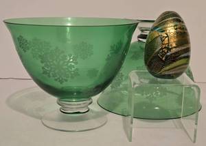 lot 48 image: Murano Decorative Hand Blown Glass Egg Figurine & Vintage Emerald Green Compote Duo