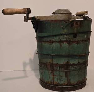 lot 175 image: Vintage White Mountain Freezer Wooden Ice Cream Maker