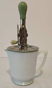 lot 180 image: Vintage Merry Whirl Egg Beater