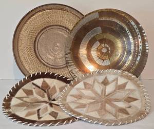lot 232 image: Decorative Placemats and Platter