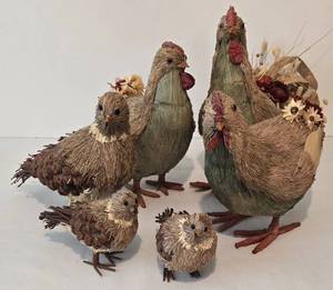 lot 339 image: Decorative Straw Chicken Figurines